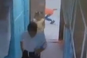 Мужчина ударил 10-летнего мальчика у подъезда из-за "этикета"