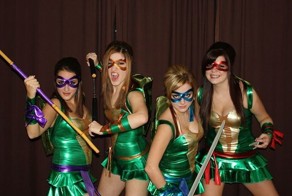 Девушки в костюмах ниндзя-черепашек (12 фото)