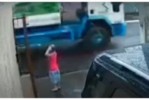 Мусорщик спас выбежавшего на дорогу ребенка