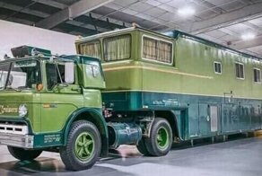Редкий автодом Camelot Cruiser 1974 года с гаражом для двух снегоходов