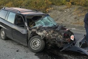 Авария дня. В Мурманской области водитель протаранил пару УАЗов и сбежал
