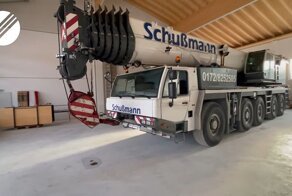 Посмотрите, как автокран грузоподъемностью 220 тонн разгоняется на автобане до максимальной скорости