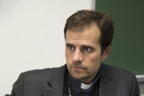 Испанский епископ отказался от сана ради любви к писательнице, известной эротическими романами