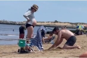 Мужчина позаботился о беременной жене на пляже