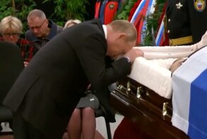 Владимир Путин простился с главой МЧС Евгением Зиничевым