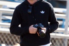 Девид Бекхэм с детьми играет в футбол (6 Фото)