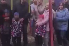 В Омске мужчина объявил войну детской площадке