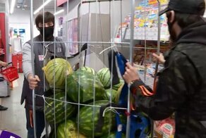 Химик рассказал о найденном яде в крови бабушки и внучки, отравившихся арбузом
