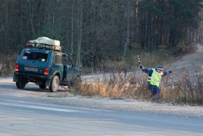 Что увидел ГАИшник? Чего испугался? (2 фото)