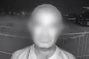 "Не узнаешь меня, что-ли?: пьяный мужчина не прошел фейсконтроль и поругался с домофоном