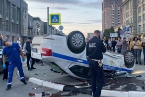 В Новосибирске "Лексус" протаранил и перевернул автомобиль ДПС