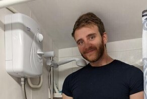 16 фотографий высоких людей, которые показывают, как нелегко им приходится в этом мире