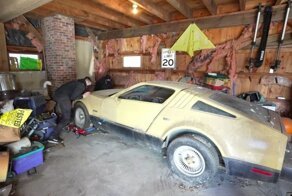Редкий спортивный автомобиль, простоявший без движения 21 год, отправился на мойку