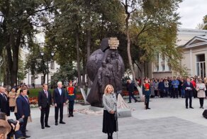Дань подвигу: в Москве открыт памятник врачам, побеждающим коронавирус