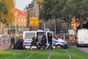В Дрездене полицейский автомобиль не смог преодолеть трамвайные пути
