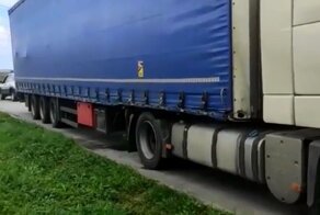 Украинские пограничники поймали афганского подростка, ехавшего под грузовиком