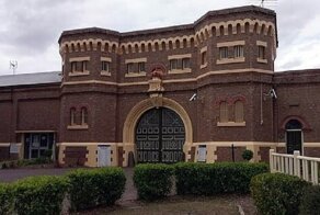 Сбежавший из тюрьмы узник предпочел безработице камеру