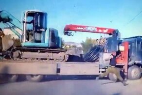 Почти догнал: в Бурятии грузовик укатился от водителя