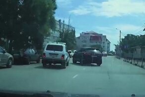 Поворот из правого ряда налево в Крыму