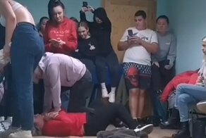 Издевательства над девушкой-инвалидом в липецком техникуме попали на видео