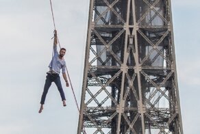 Сумасшедший смельчак прошел по канату над Сеной