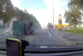 Мусоровоз опрокинулся на бок в Петербурге