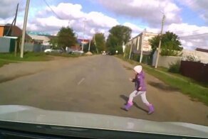В Чувашии маленькая девочка выбежала на проезжую часть: водитель чудом избежал наезда