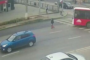 Решила немного срезать: в Волгограде автобус сбил пенсионерку