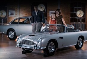 Детский уменьшенный Aston Martin DB5, оснащенный всеми гаджетами Джеймса Бонда