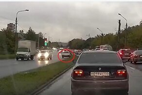 В Пушкино трое брюнетов-торопыг на "девятке" не захотели стоять в пробке и двинулись по встречке