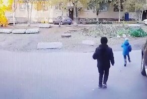 Страшные кадры: автомобилистка сбила пятилетнего ребенка во дворе дома в Архенгельске