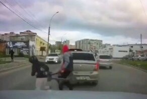 Детишки устроили забеги на дороге и едва не оказались под колесами автомобиля