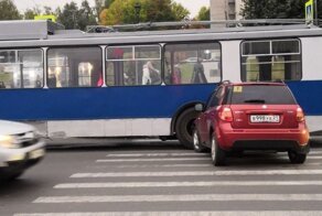 Дамочка подбила сразу два троллейбуса в Чебоксарах