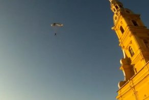 Прыжок парашютиста с Петропавловки в Петербурге (видео)