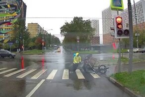 Велокурьер снес коляску с ребенком на юге Москвы