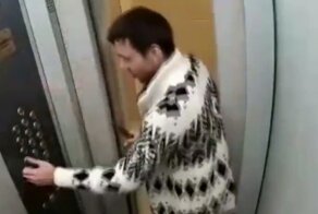 В Липецке мужчина с ножом атаковал своё отражение в лифте