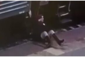 Пьяный пассажир вытолкнул проводницу из вагона