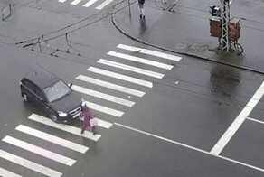 В Петрозаводске водитель сбил женщину, а потом заботливо помог ей подняться на ноги