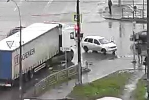 Герой дня: водитель подставил свой автомобиль и не позволил уехать пьяному дальнобойщику