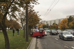 В Минске малолитражка врезалась в бордюр и перевернулась на крышу