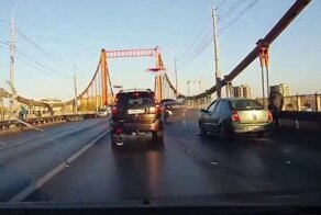 Вот почему не стоит стоять на мостах: водитель въехал в остановившийся автомобиль