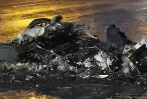 Спорткар Audi R8 на бешеной скорости врезался в отбойник и разлетелся на куски на северо-западе Москвы