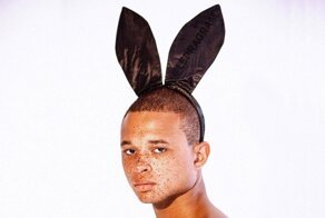 "Хефнер в гробу перевернулся!": читатели Playboy раскритиковали обложку с мужчиной в костюме зайца