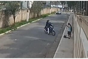 Автолюбитель наказал уличных грабителей
