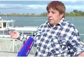 Не слишком разборчивое, но очень эмоциональное интервью женщины