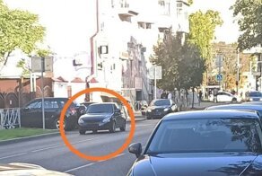 В Краснодаре девушка припарковала машину на проезжей части, сняла номера и ушла по своим делам