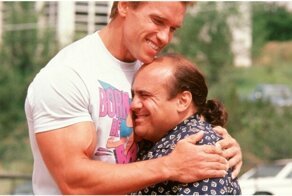 Неподдельная реакция Дэнни ДеВито на подарок Арнольда Шварценеггера