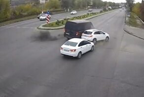 В Волгограде невнимательный водитель фургона пытался развернуться и устроил ДТП