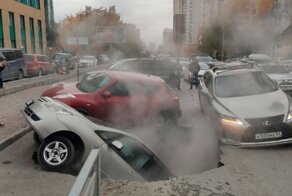 Бульон из япономарок: в центре Новосибирска машины провалились в яму с кипятком