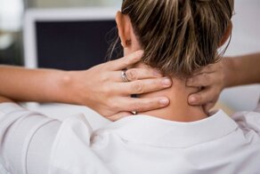 Боль в шее: причины, сопутствующие симптомы и лечение